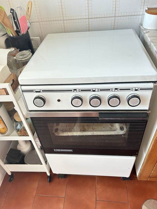 Fogão eléctrico marca Leão (vintage). Em perfeito estado de funcionamento.