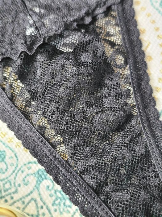 Seksowne koronkowe stringi w kolorze czarnym.