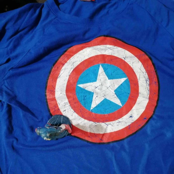 Capitão América com T Shirt oficial Marvel L