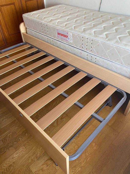 Conjunto completo: cama de solteiro + colchão extra + estante — 350€