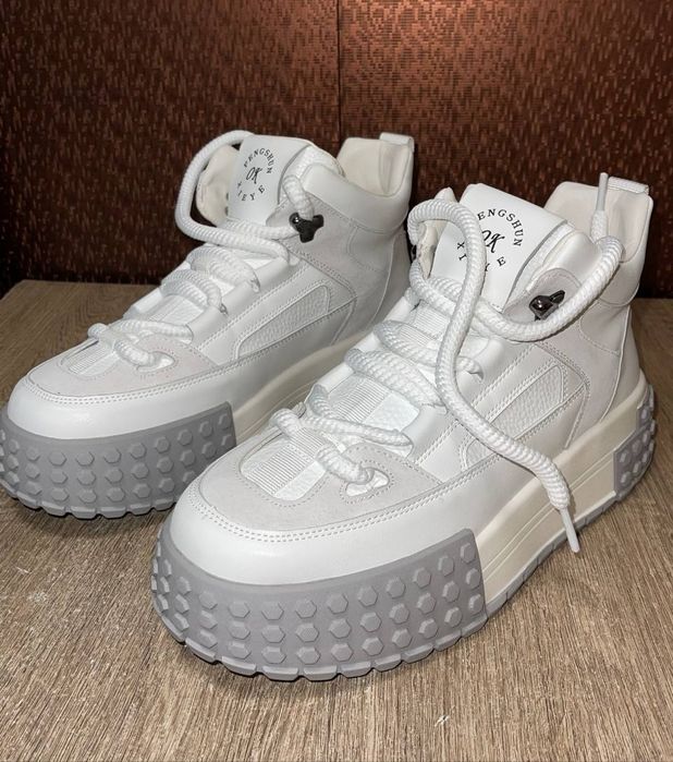 Продам високі кросівки