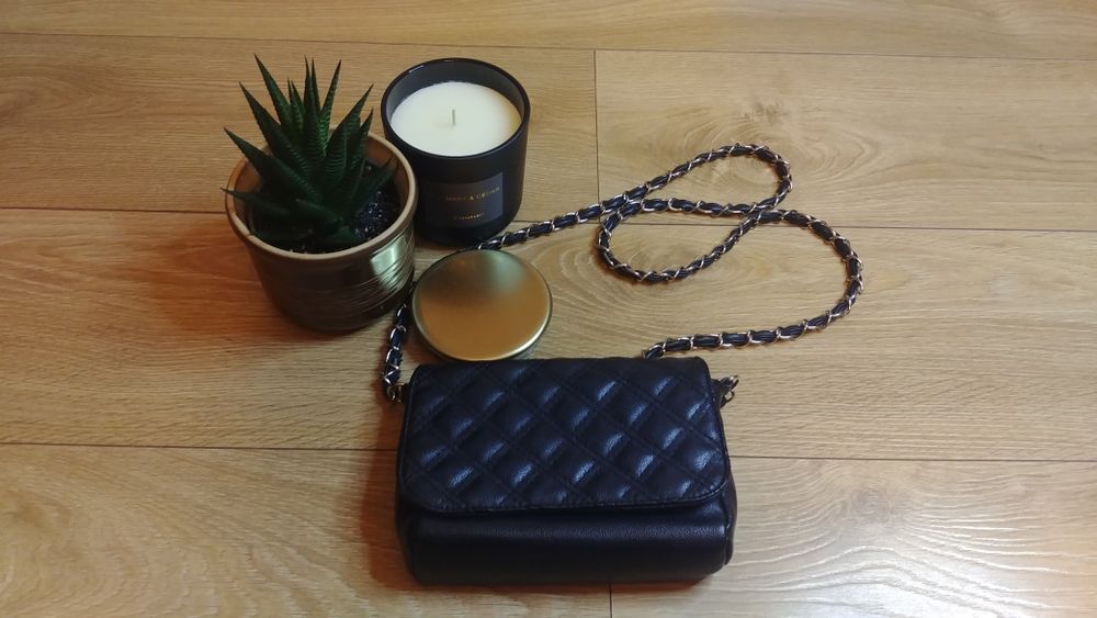 Mała czarna torebka na ramię kopertówka pikowana