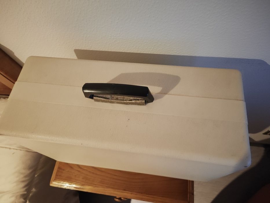 Máquina de costura Refrey ( portátil)