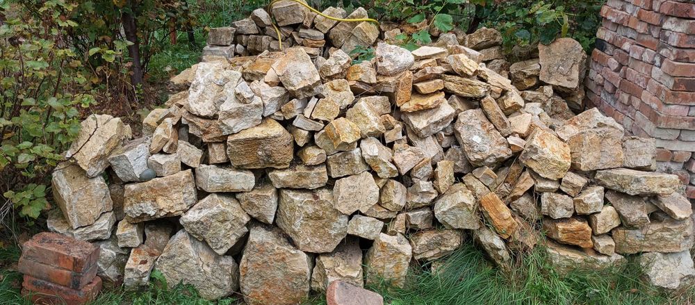 kamień z fundamentów starego domu duże i mniejsze  - różne  - DUŻO