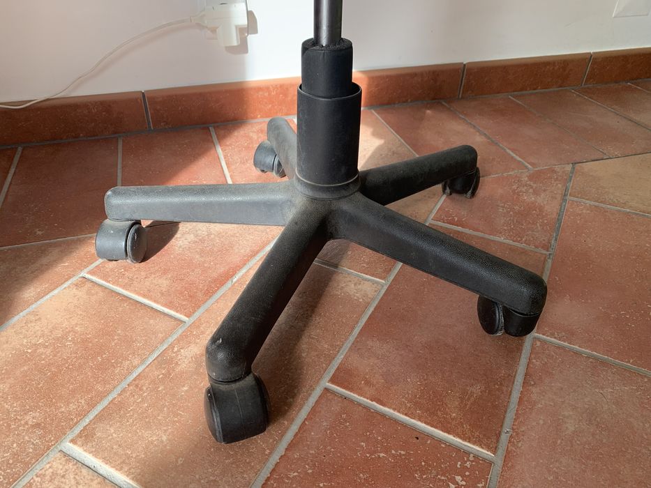 Uma cadeira de secretária