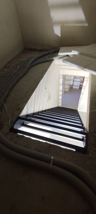 Schody stalowe wewnętrzne schody dywanowe  policzkowe