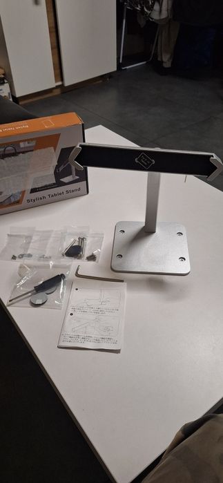 Profesjonalny  stojak na tablet z kluczykiem
