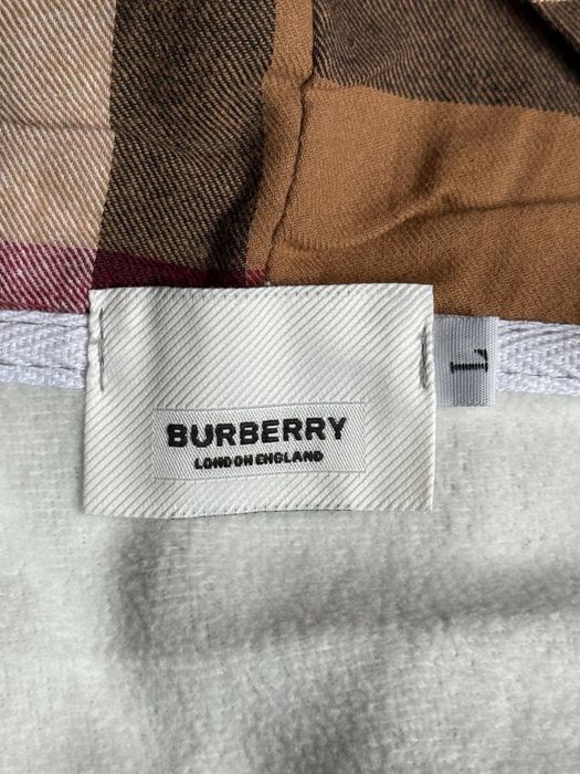 Зіпки Burberry.