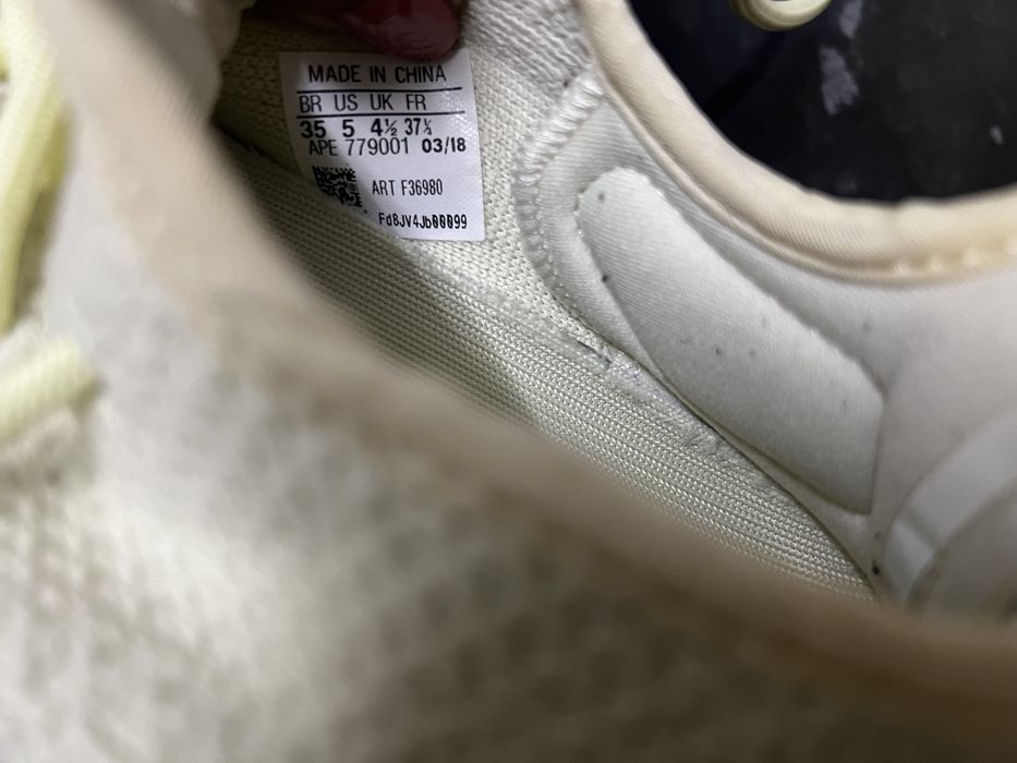 Adidas yeezy  em otimo estado
