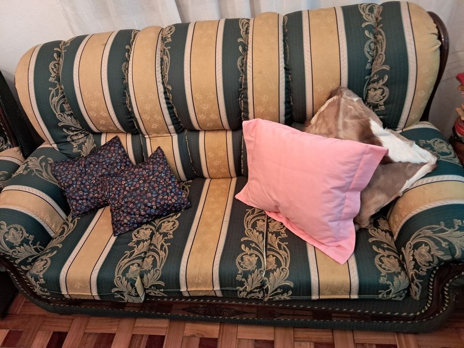 Trio de sofás em bom estado