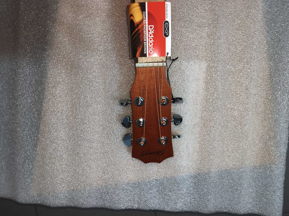 Guitarra acústica castanha
