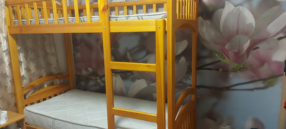Ліжко двоярусне у відмінному стані.