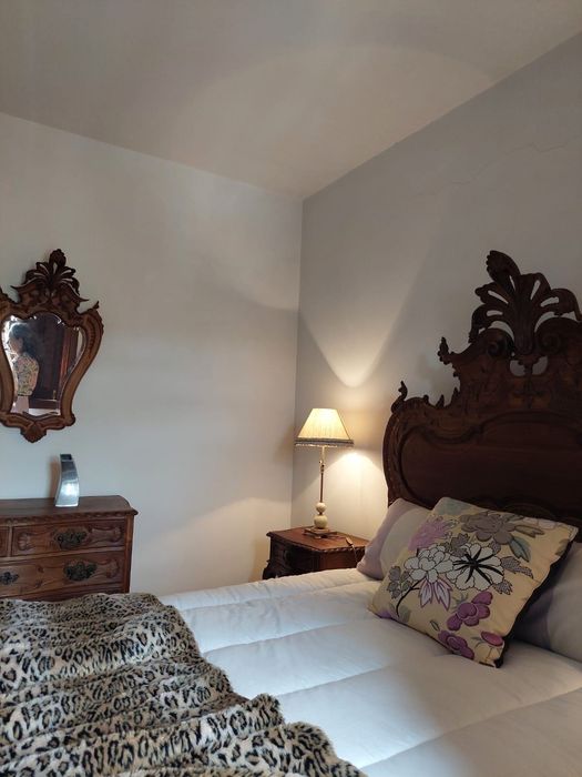 Conjunto de Quarto em Castanheiro Maciço, Talhado à Mão – Estilo Clássico Português | Solid Chestnut Bedroom Set