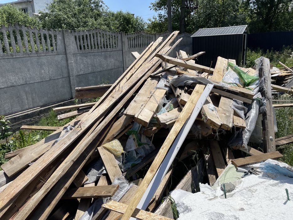 Дошки демонтовані з даху будинку - під очищення або на дрова