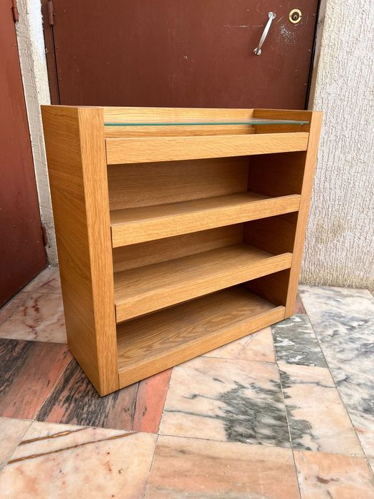 Sapateiras de madeira com tampo de vidro