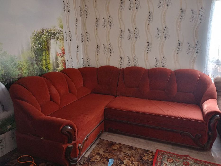 Диван в доброму стані
