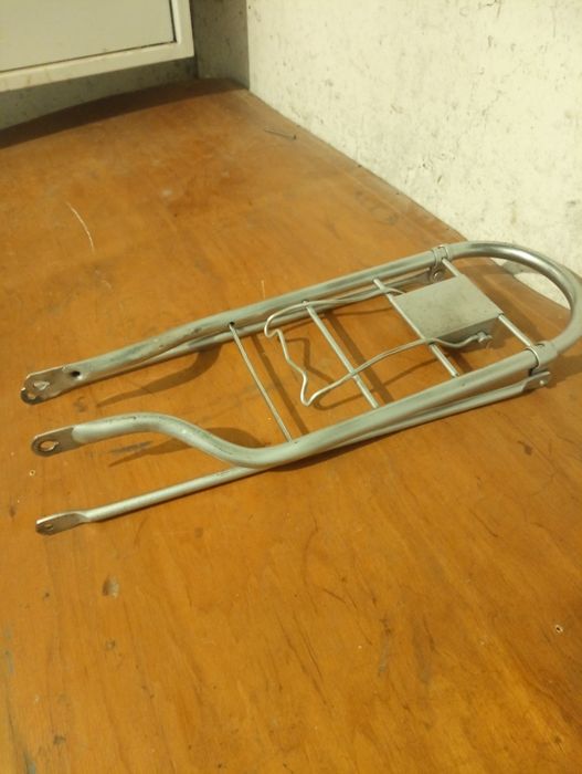 Вело багажник на  28 колесо,седло.та  інші вело запчастини.