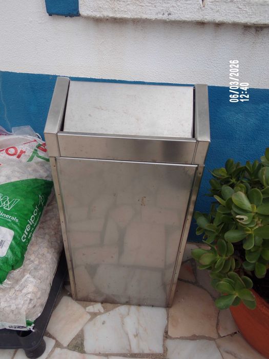 2 Armários de parede - 1 lava-mãos - 1 cx lixo - 400€