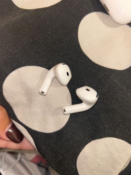 Apple AirPods 4 com Active Noise Cancelation