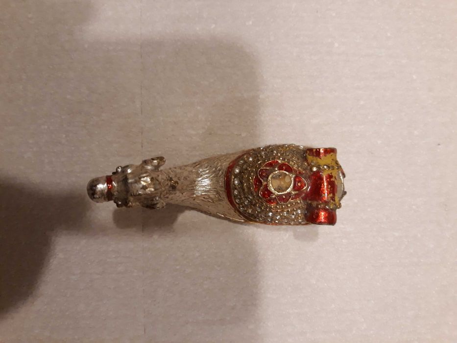 Wypoczywający wielbłąd z metalu piękny bibelot