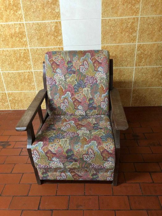 Conjunto de sofá e cadeirões ( 1+2) em madeira e tecido estampado