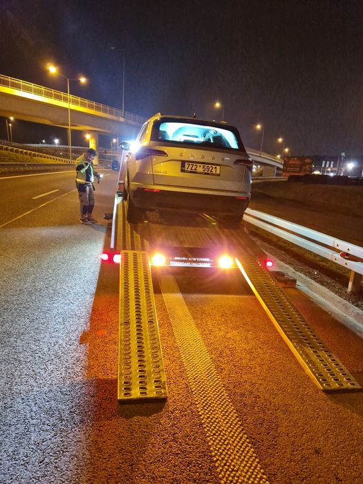 Pomoc drogowa Laweta Holowanie 24h/7