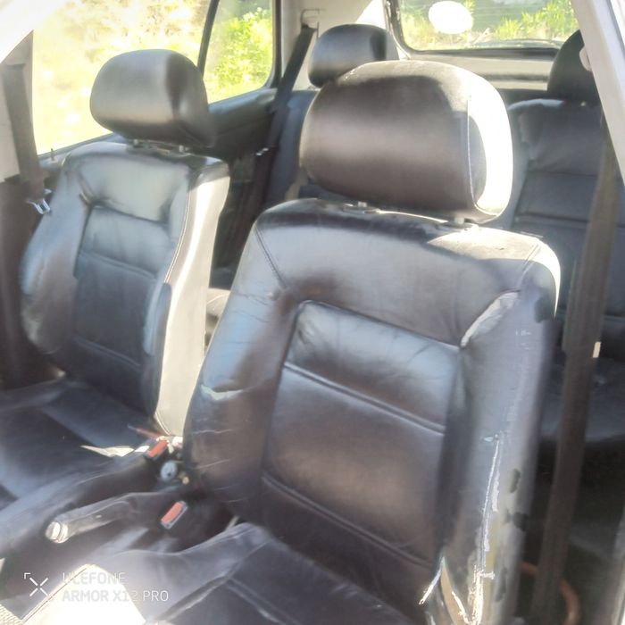 Motor e bancos em Pele