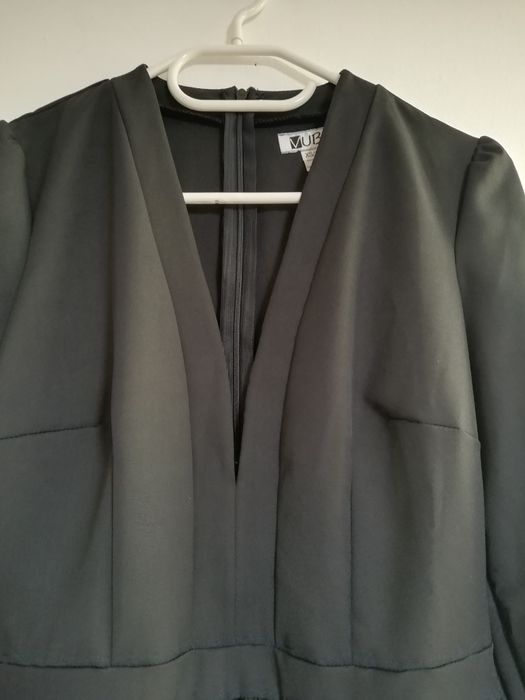 elegancka sukienka mała czarna z kieszeniami głęboki dekolt