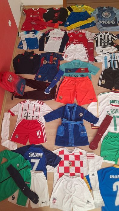 Футбольна форма і гетри