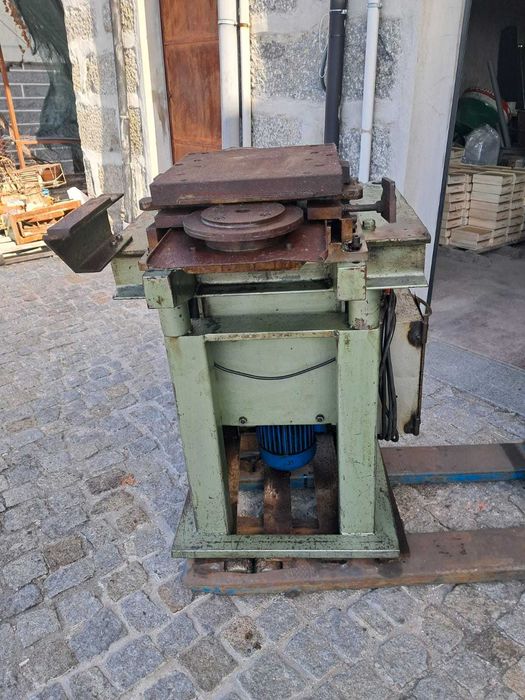 Máquina de moldar e vergar ferro