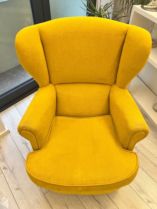 Poltrona Orejera em Veludo Mostarda (Design Moderno)