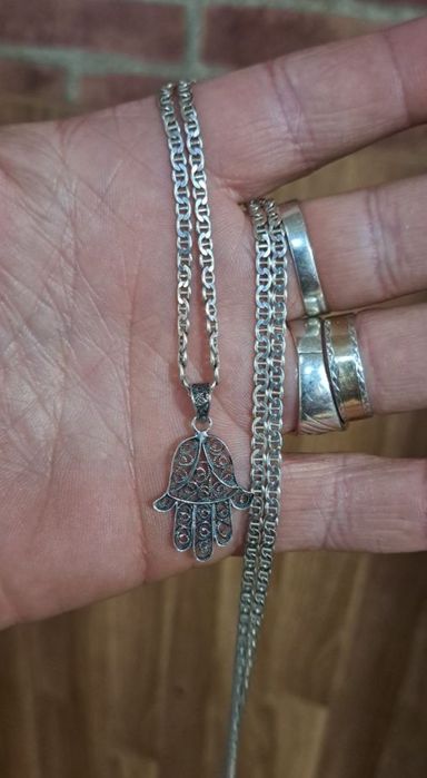 Fios correntes  em prata contrastada.