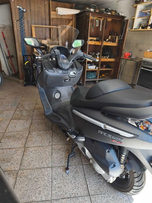 Scooter 125 GTS EVO usada em muito bom estado
