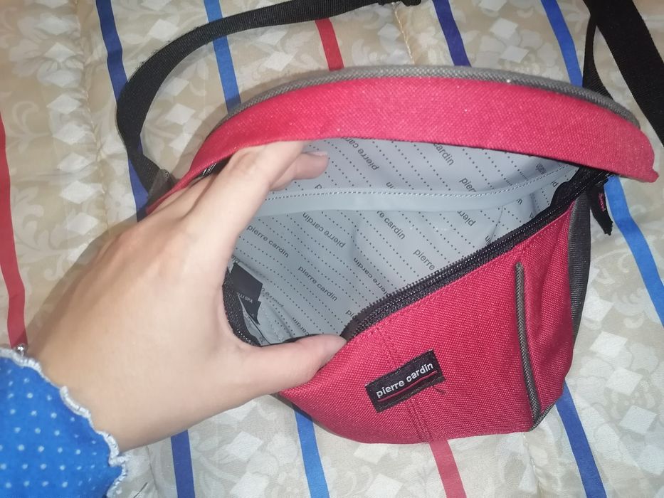 Bolsa vermelha com fecho que aperta à cintura
