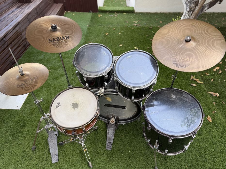 Bateria Tama RockStar 12,13,16,22 Pratos Sabian e Tarola SuperStar Hyperdrive