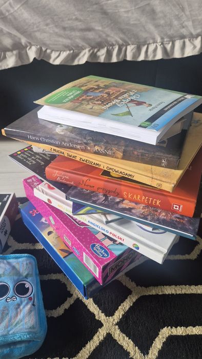 Zestaw puzzli gry i książek