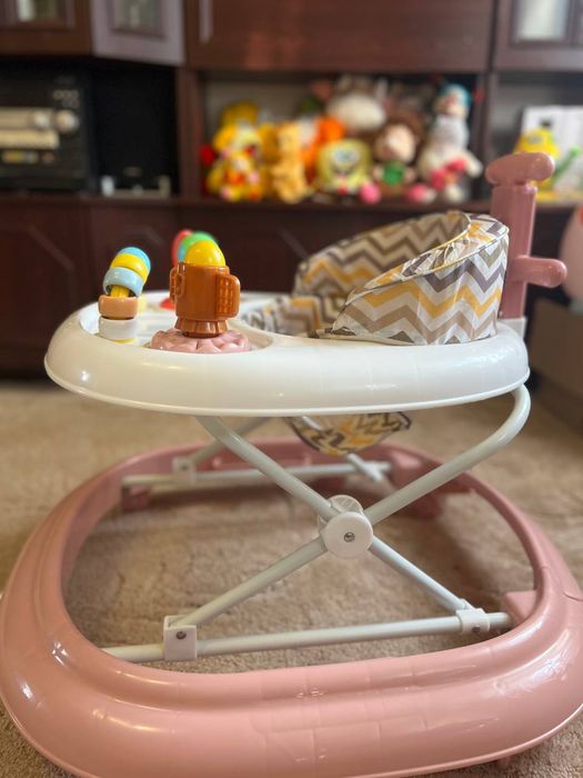 Дитячі ходунки на колесах