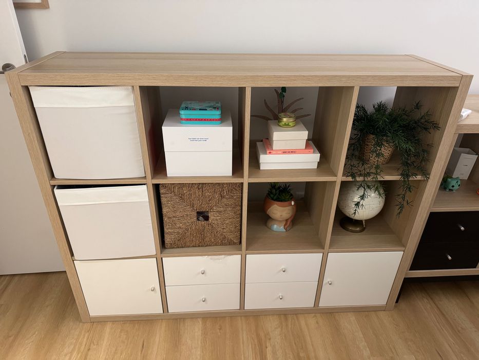 Arrumo/Estante modular com 12 nichos e 4 gavetas já incluídas