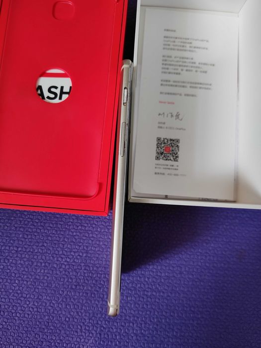 Старий смартфон OnePlus 3T (на запчастини)