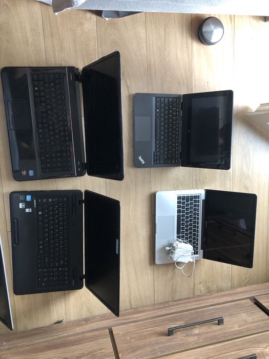 Laptop widoczne na zdjeciach