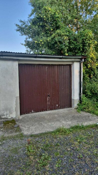 Garaż Krapkowice Otmęt ul. Ks. Duszy obok szkoły.