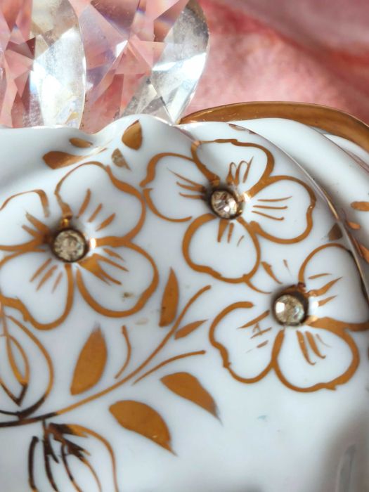 Linda peça em porcelana no formato de bolsa