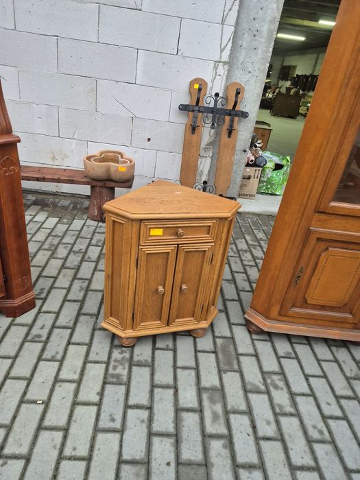 Zgrabna szafka narożna