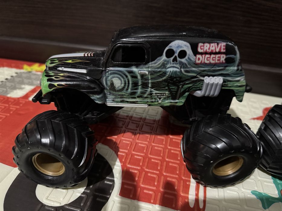 Monster Jam 1:24 Eltoro loco,Grave digger,Megalodon,Race ace Hotwheels