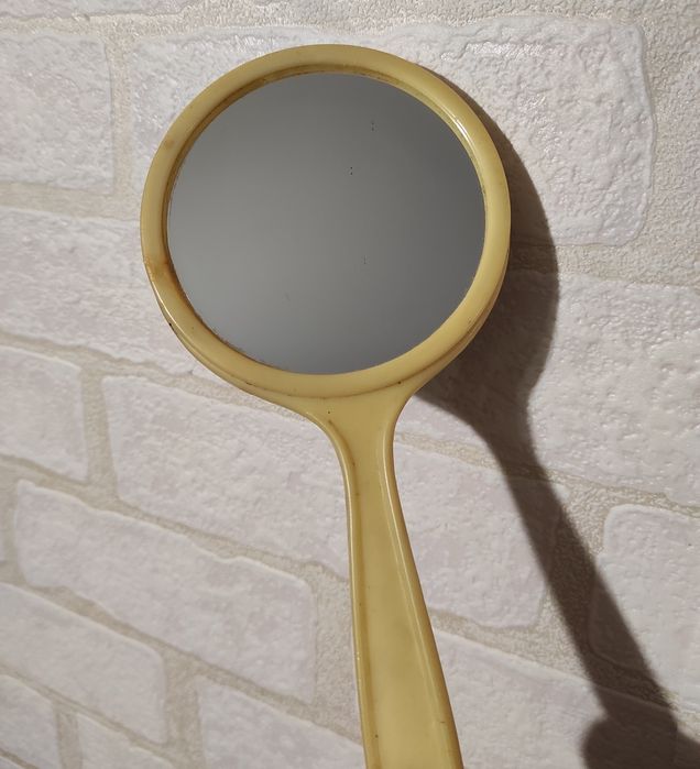 Винтажное зеркало на длинной ручке с символикой. Vintage
