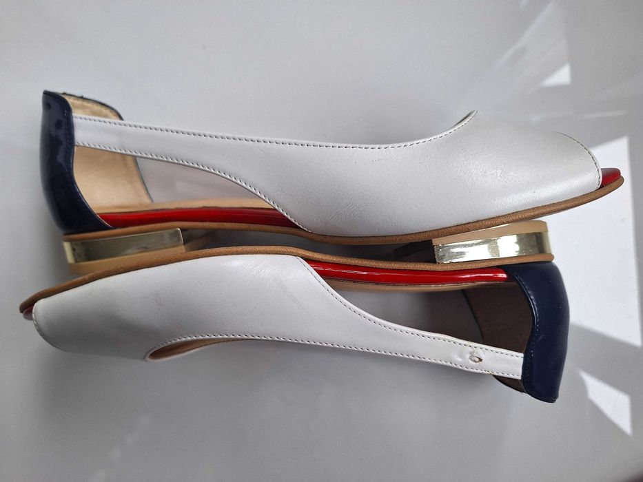 Skórzane biało-czerwono-granatowe baleriny z wycięciami r.38