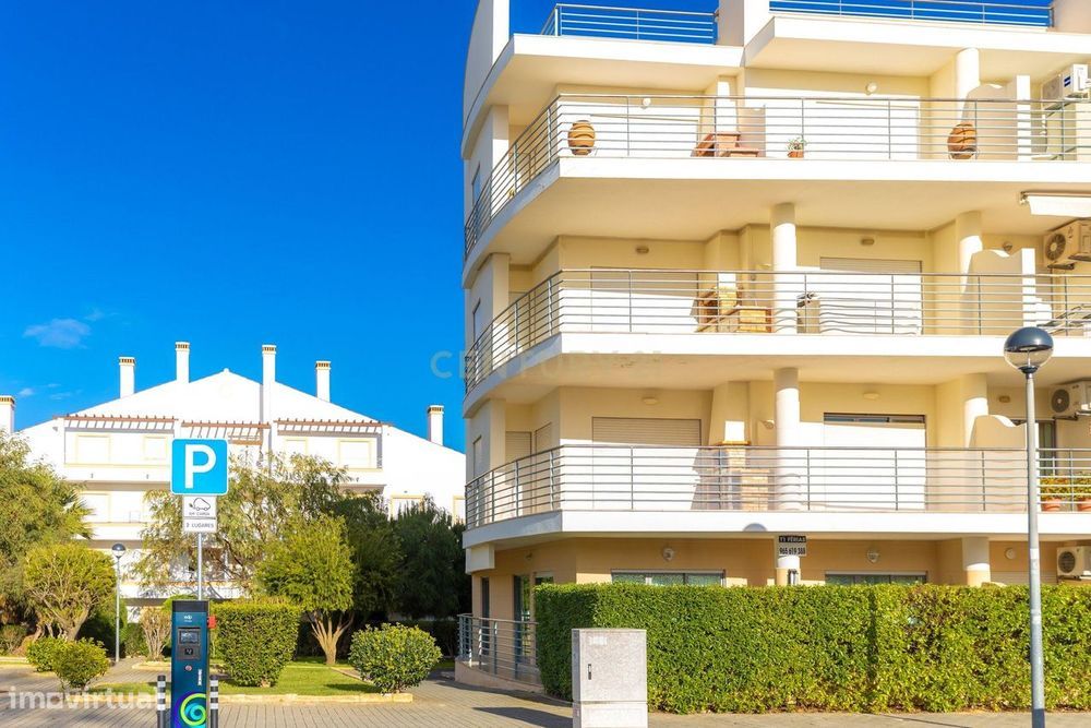 Apartamento T1 Renovado com Duas Varandas a 300 m da Praia da Falésia