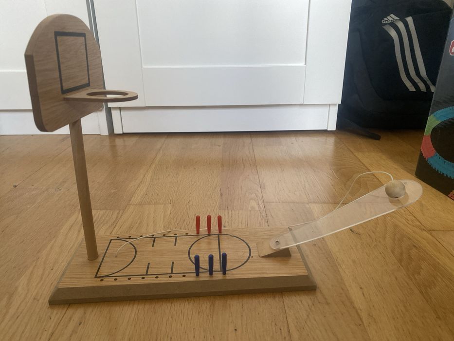 Brinquedo de Basquetebol de Madeira