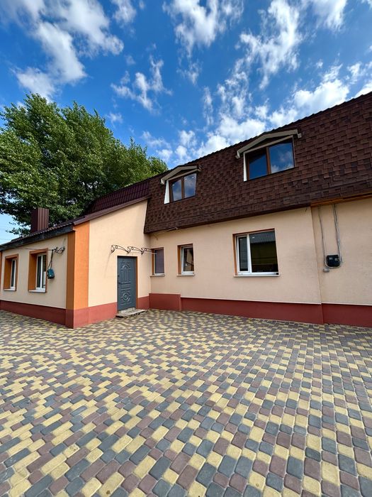 Продаж 2-поверхового будинку на два входи