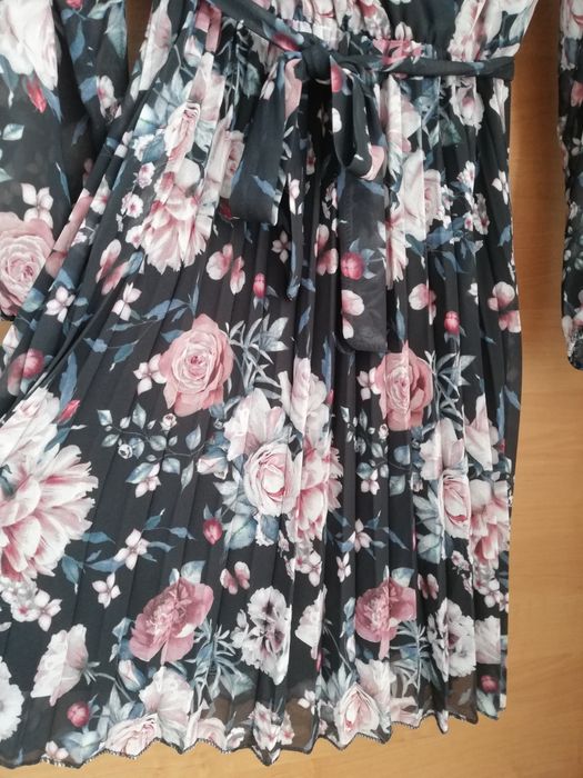 Elagancka sukienka w róże